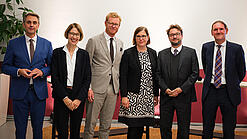 Versammelten sich auf dem Klett Campus: Prof. Carsten Q. Schneider, Dr. Sibylle Tochtermann (Klett), Maximilian Schulyok (Klett), Dr. Skadi Jennicke, Dr. David Klett, Dr. Michael Schlienz (Klett).