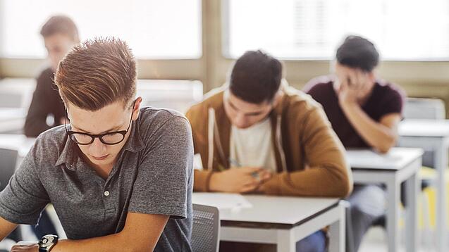 Schüler bei einer schriftlichen Prüfung.