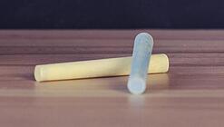 Schulbücher vor einer Tafel in einem Klassenzimmer.