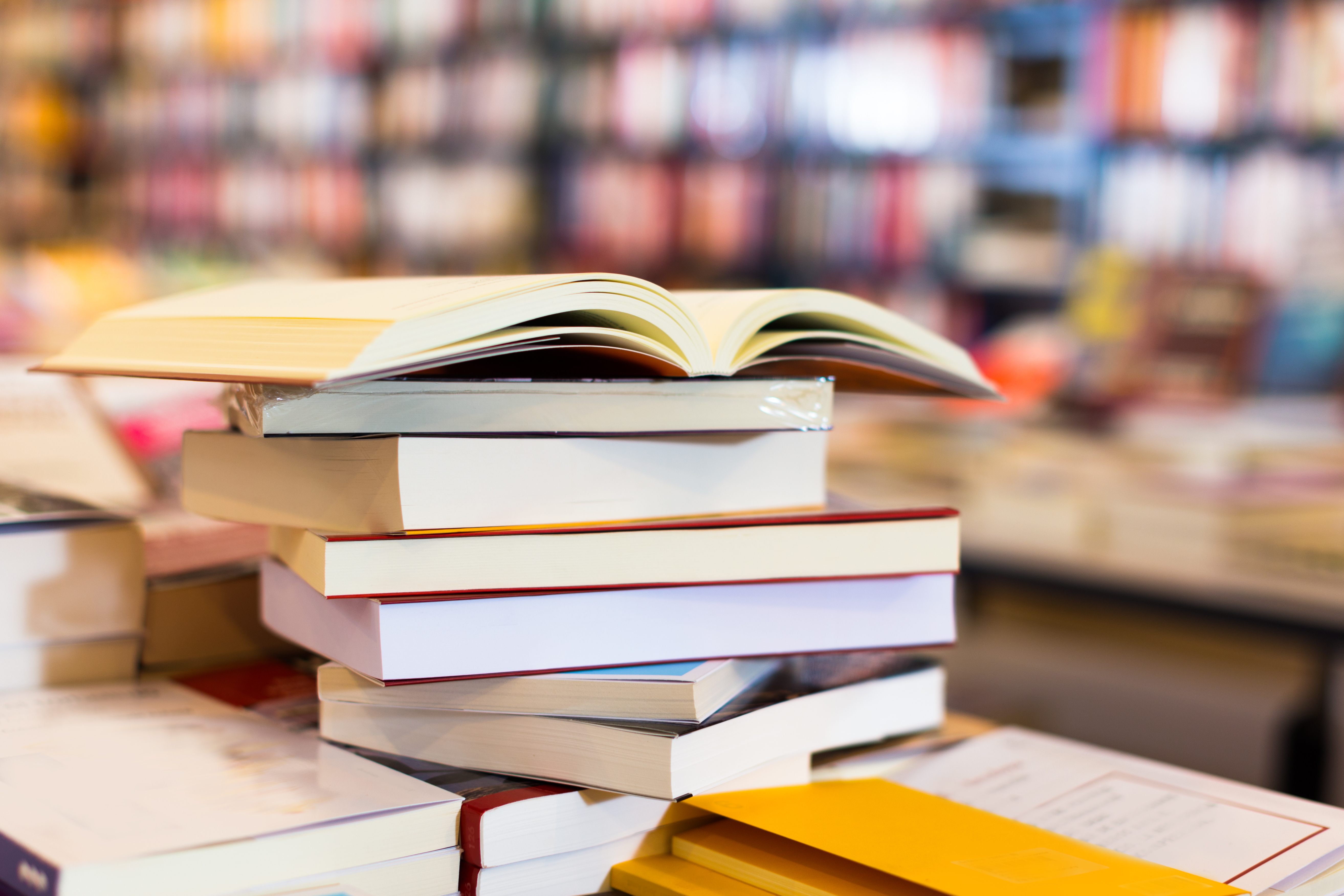 Ein Stapel Bücher auf einem Tisch.